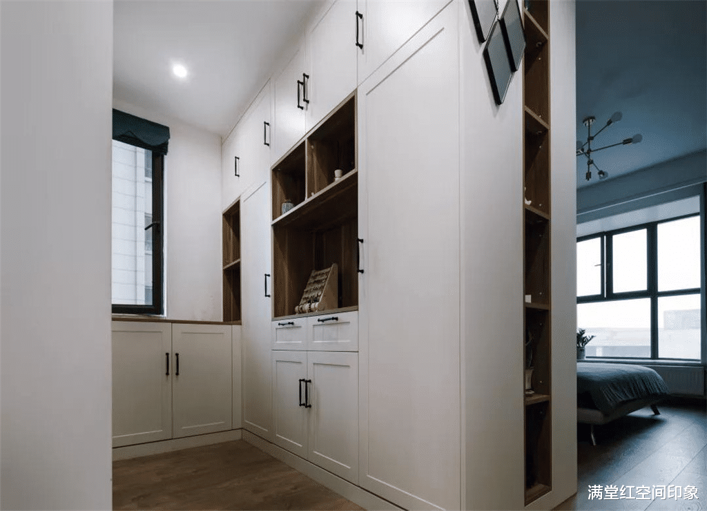 卧室不想装传统大衣柜了，衣服放哪？