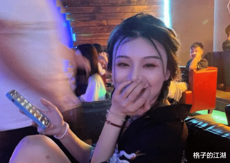 主播罗小猫喝药自杀后,遭殡仪馆员工配阴婚,“年轻漂亮更值钱”