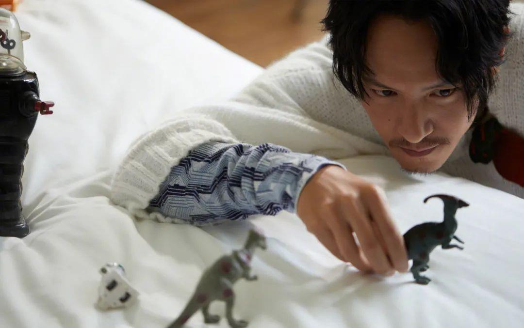 育邻人|组图：男星张震休闲风格杂志大片，新作《沙丘》热映