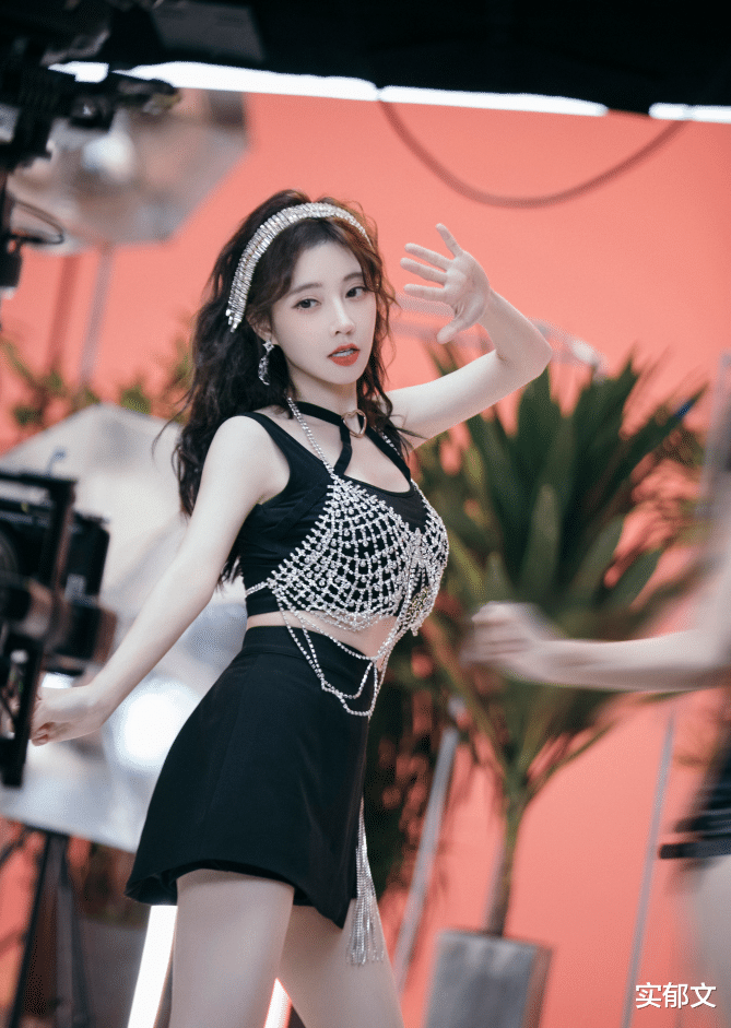 实郁文 冯提莫新歌《窥》上线即火!歌词洗脑旋律上头,玩转新风格!