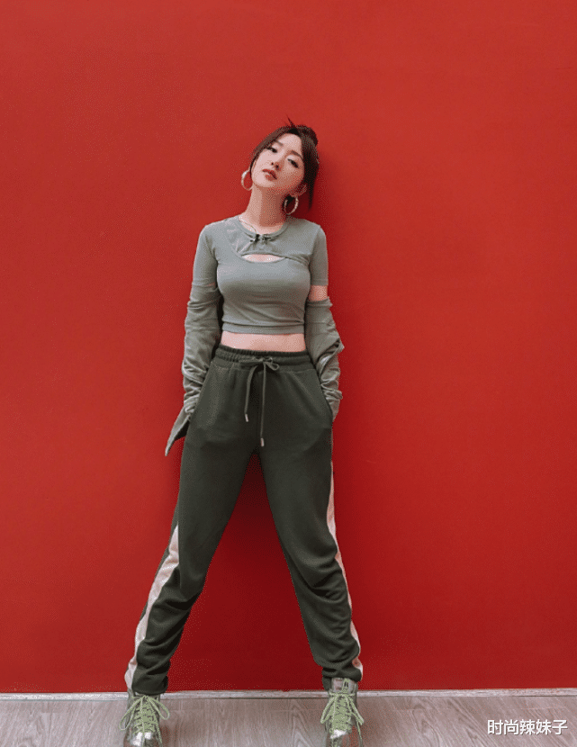 杨钰莹|真服了50岁杨钰莹，一大把年纪还穿儿童上衣，凹出“过山车”线条太撩