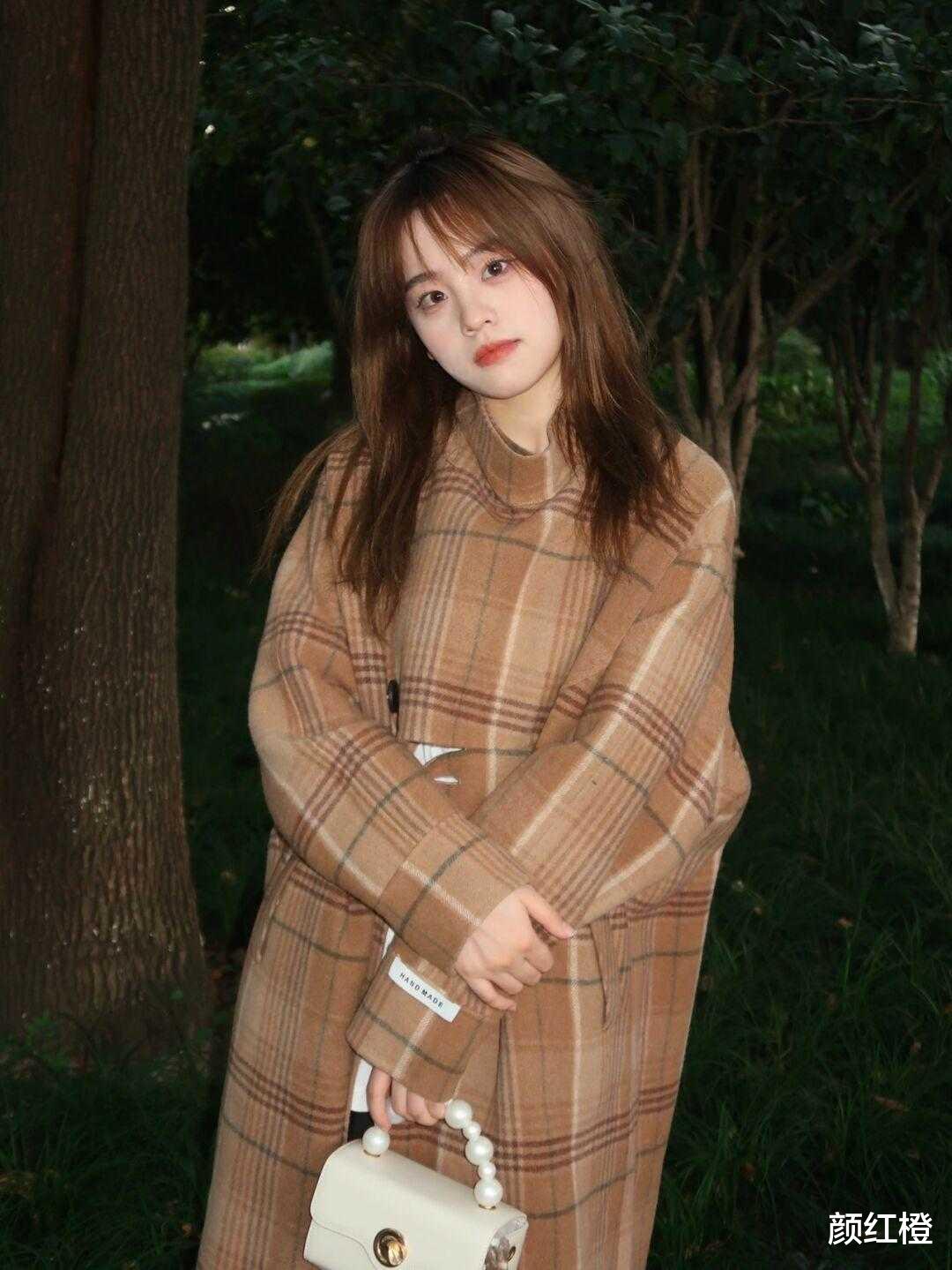 颜红橙 冬季穿搭没思路?看看这些洋气又高级的“大衣”穿法,百搭又实用