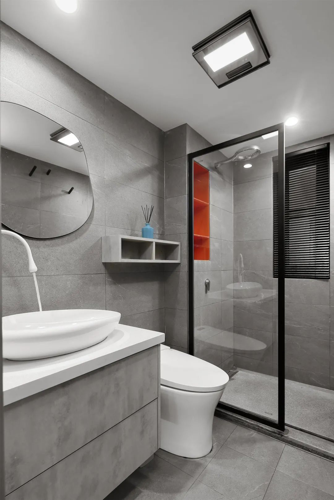 大面积悬空+留白:这个黑白灰小两房,怎么越看越高级!