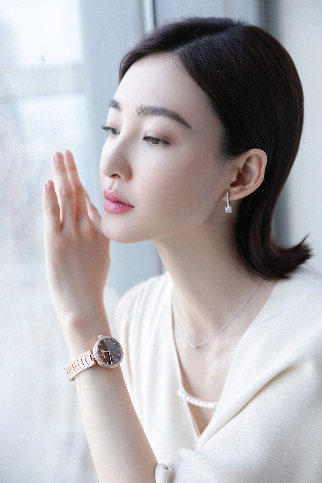 高晓松|王丽坤真会穿，穿白色连衣裙优雅大方，“波波头”发型减龄显脸小