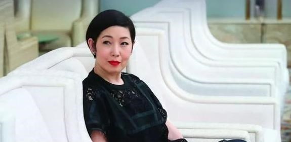 情窦初开的青春|赌王原配黎婉华侄女黎芷珊和曾志伟合作新节目，如今55岁仍单身！