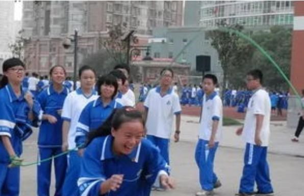 家有二宝育儿|中学生的迷惑行为，四季都热衷春秋款校服，“夏捂冬冻”令人不解