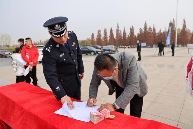 货车|物归原主，场面沸腾！1000余万元赃款赃物集中返还，莱西公安举行返赃大会