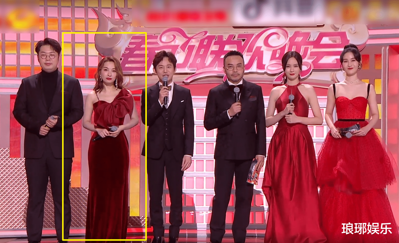 吴昕|谢娜缺席年夜晚会,三位女主持人同框比美,吴昕才是最大的赢家!