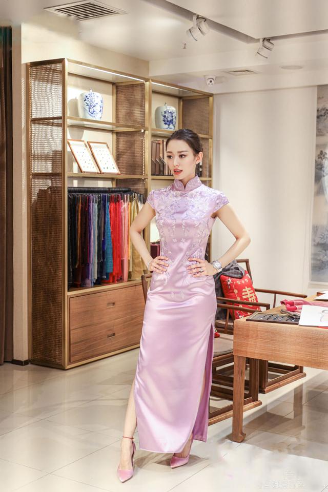 吉娜·爱丽丝|吉娜产后恢复得真好，穿紧身旗袍曲线真是优越，郎朗捡到宝了