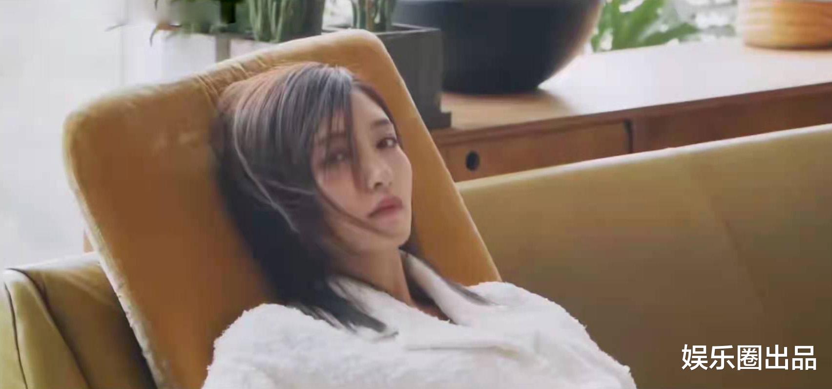 江疏影|江疏影“红秀大片”,穿白裙躺在桌子上凹造型,眼神犀利状态撩人