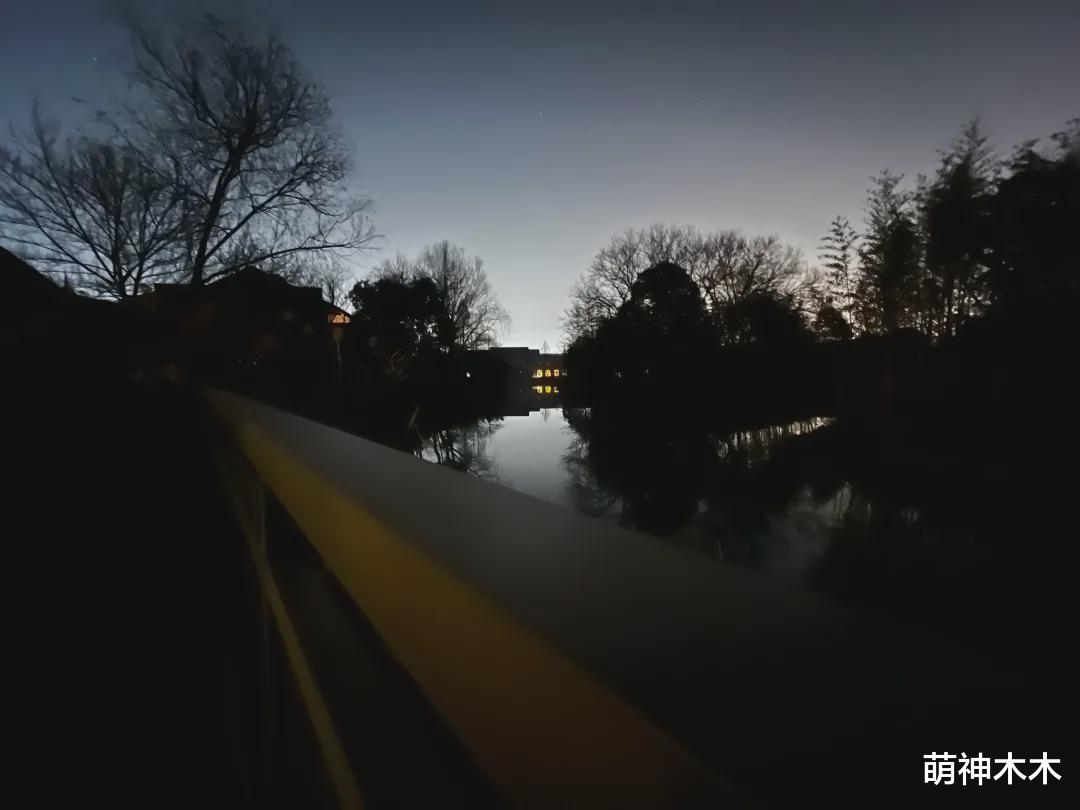 成毅|跨年夜幕后更感人：何炅穿过人海拥抱吴昕，天天兄弟合照秀戒指