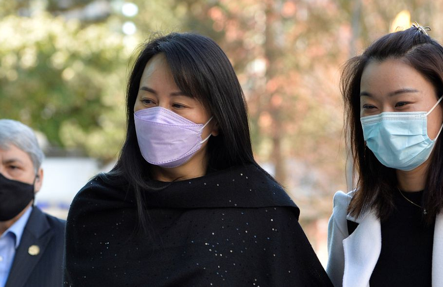 孟晚舟|孟晚舟换新发型！穿繁星披风大气时髦，刘海盖住额头女强人变淑女