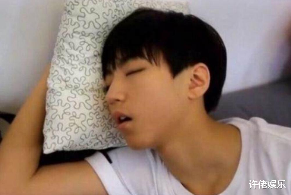 周冬雨|明星最想删除的照片：庞麦郎演唱会仅有7人，周冬雨杀马特辣眼睛