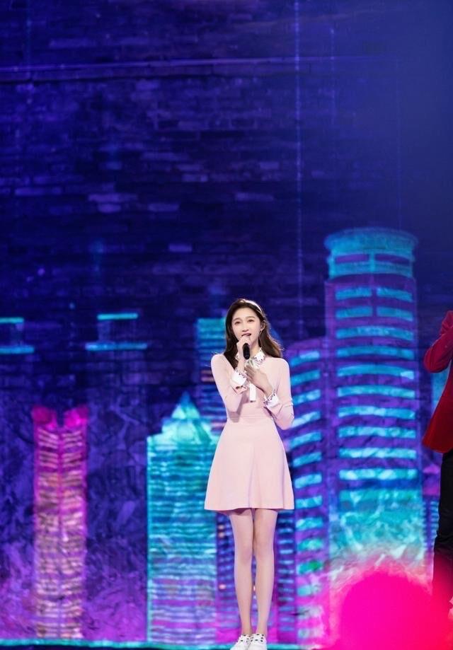 杨幂|关晓彤现身舞台彩排,粉嫩短裙登场,鹿晗有福了!