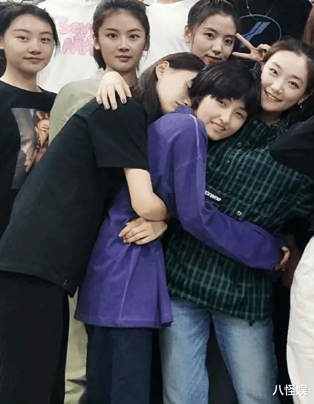 夏梦|夏梦晒期末演出照，周奇焉栩嘉齐出镜，张子枫素颜站边缘好低调