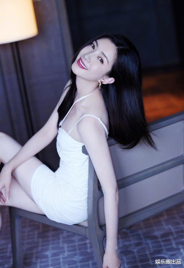 刘芸|江疏影在室内拍大片真招摇，穿衣不惧显身材，从头美到脚