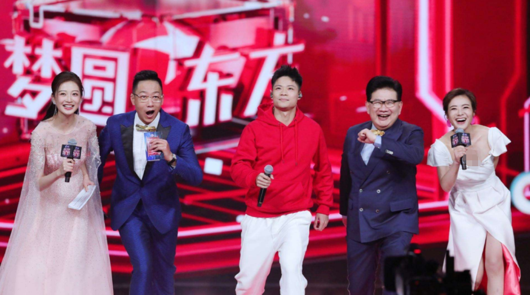 吉克隽逸|冯琳现身东方卫视跨年晚会，气质出众艳压群芳，难怪能保研复旦