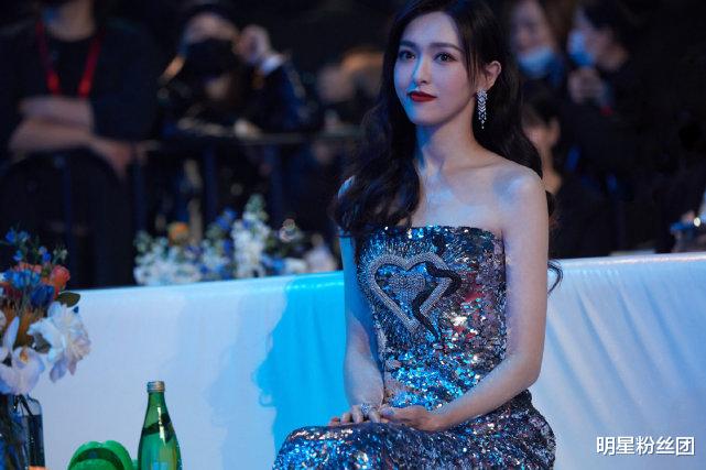 唐嫣|网友偶遇唐嫣接女儿,女儿首度曝光,走路可爱像妈妈