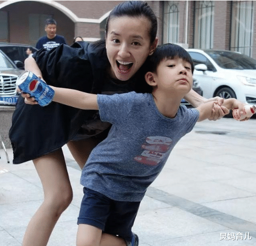 董洁|有种“尴尬”是董洁和儿子晒照，亲子照拍成结婚照，网友：羞