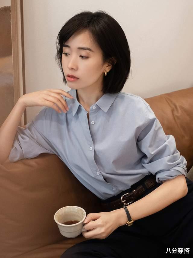 八分穿搭|35岁的女人建议多尝试简约风，浅蓝色衬衫搭配西装裤，高级时髦