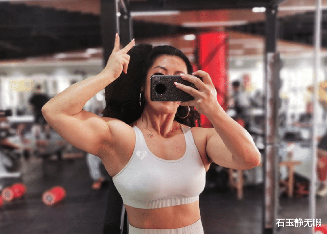 健身小姐姐美娜“腰臀比”惹众人羡慕,坚持网红呼啦圈或能帮你