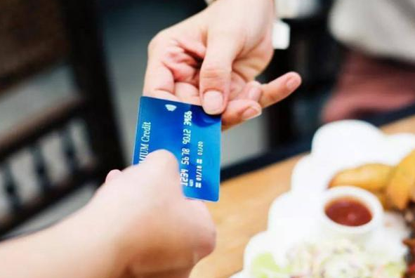  “卡奴”要崩溃了，多家银行正式出手，“养卡”的日子一去不复返