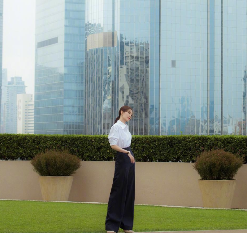 生肖|张小斐衣品从未让人失望!就算是朴素的职场装,也穿出了时髦感