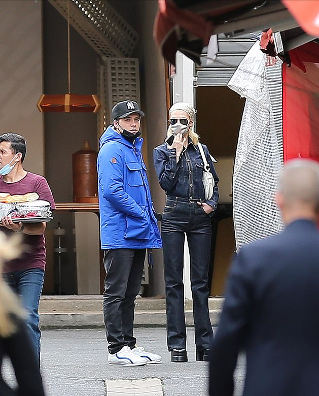 小贝|小贝大儿子身体这么虚？穿大棉袄和未婚妻出街，弯腰驼背像小老头