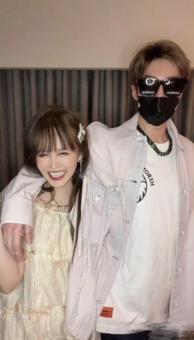 赵本山|赵本山女儿球球公开同居日常，与男友睡衣出镜，一个眼神暴露问题