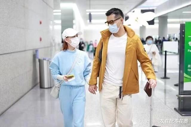 衣在配不在贵 何超莲携窦骁亮相，穿件卫衣就挺清爽大方，看着就像出身大户人家