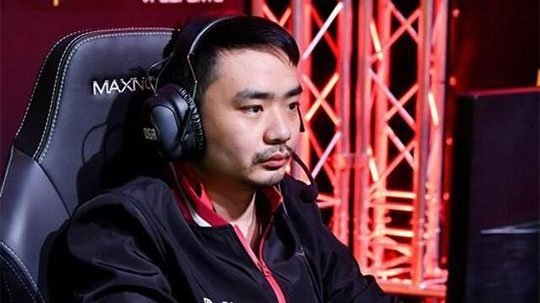 使命召唤手游|32岁高龄老教练替补上阵,上场1分钟就被单杀,结果还拿第二?