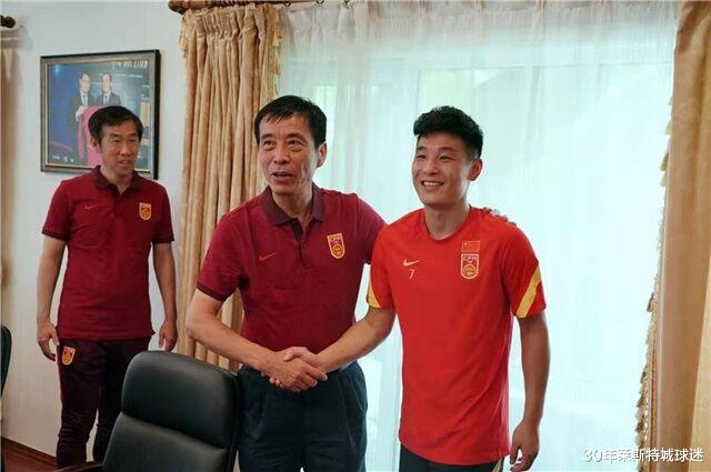  谢晖曝光120亿交易，传国足12强赛将限制用人，球迷：别整没用的