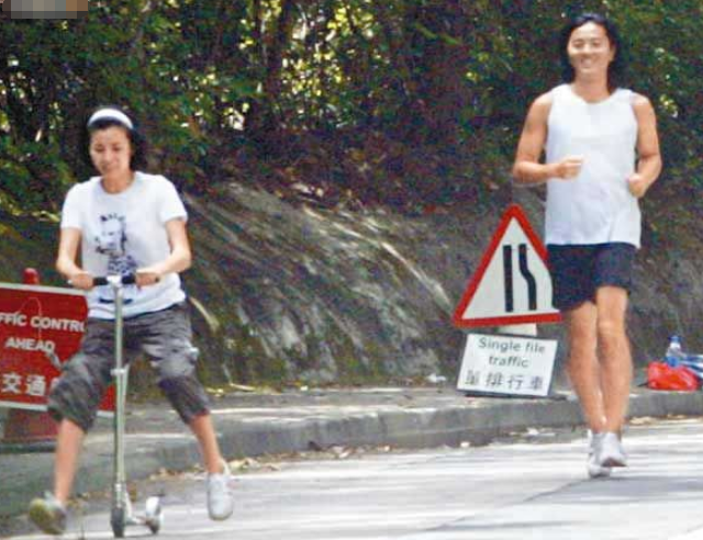 郑伊健|郑伊健夫妇买甜筒，蒙嘉慧爱心泛滥逗猫猫，拒上《哥哥》原因曝光