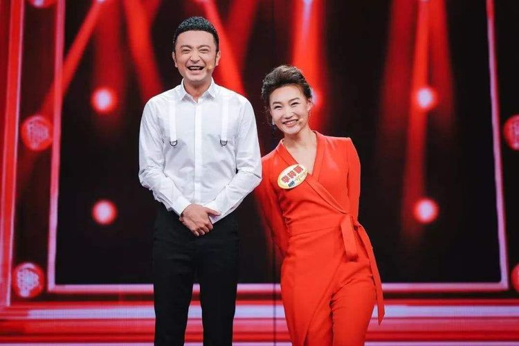 央视|43岁央视美女李梓萌近照，摘下假发年轻十岁，身形似18岁少女