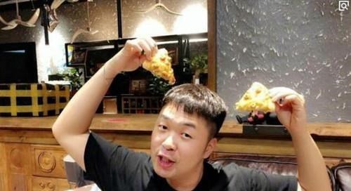 杜海涛|杜海涛憨厚人设崩塌，真实身份曝光：难怪他谈了8年还不愿结婚！