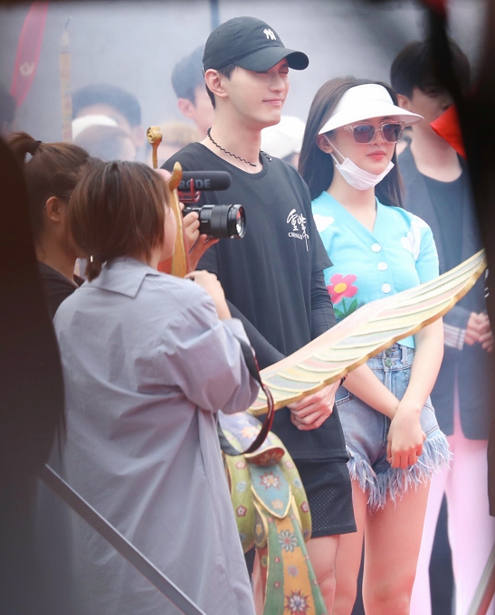 杨超越|电视剧《重紫》开机路透，杨超越徐正溪稳站C位，视线却被他吸引