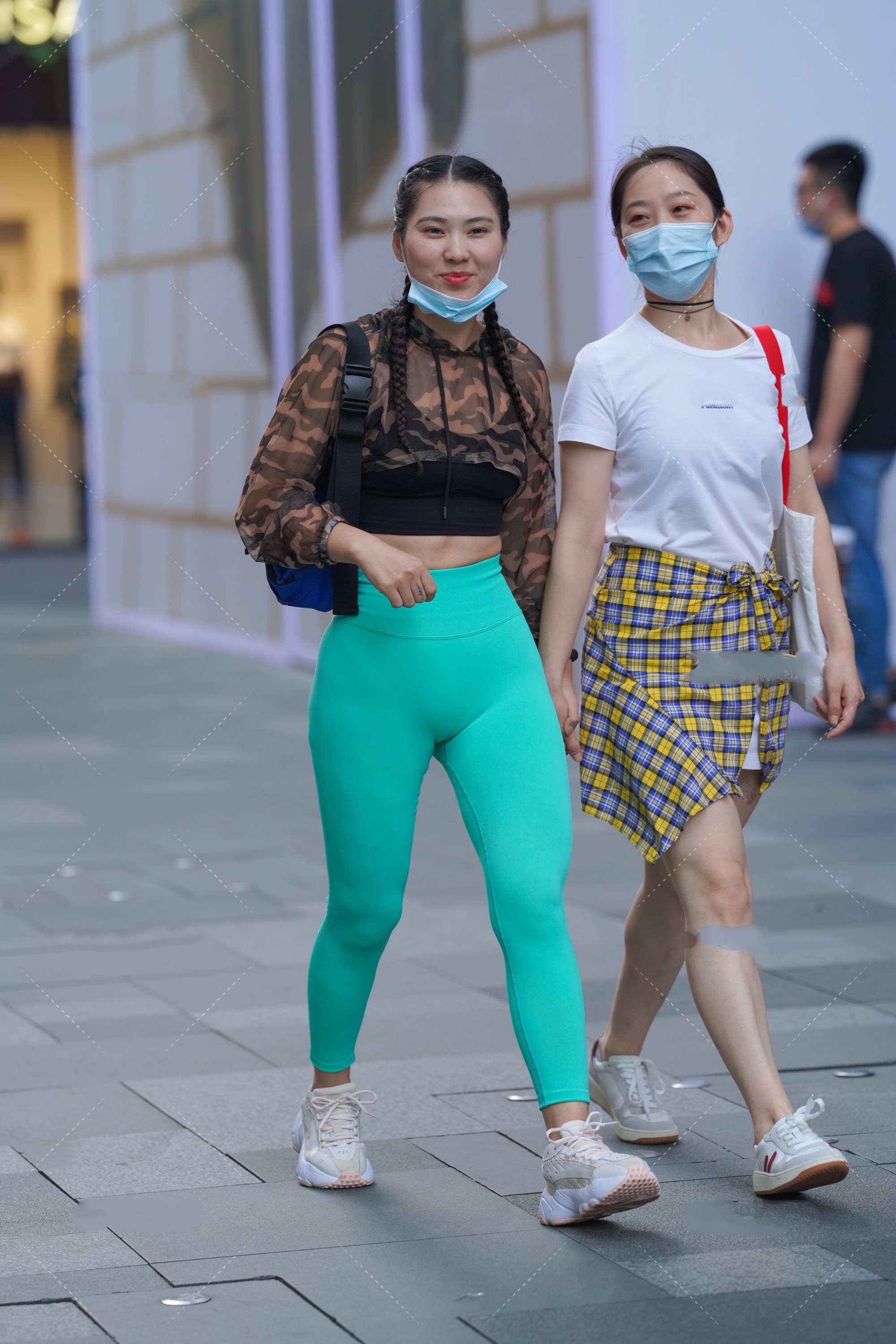 穿衣搭配|迷彩上衣搭配亮绿色九分裤，明暗对比鲜明，搭配均匀