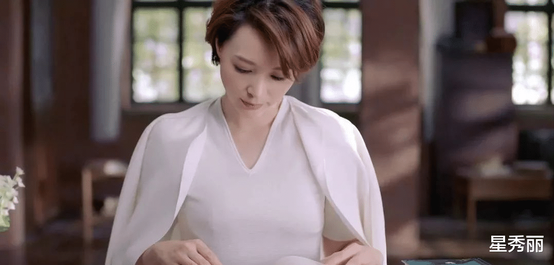 董卿|真正的美是从内而外散发的，董卿和咏梅走出来这一幕太美了！