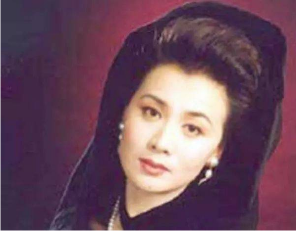 肖战|她是央视女主持，18年前因推错门走上不归路，生命定格在33岁