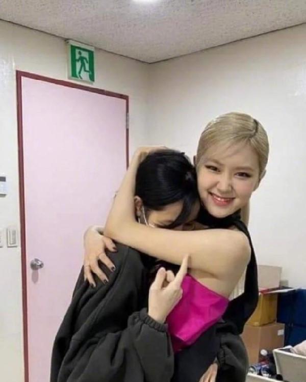 朴彩英|朴彩英登打歌舞台，手臂肌肉线条惊艳网友，身材管理好绝