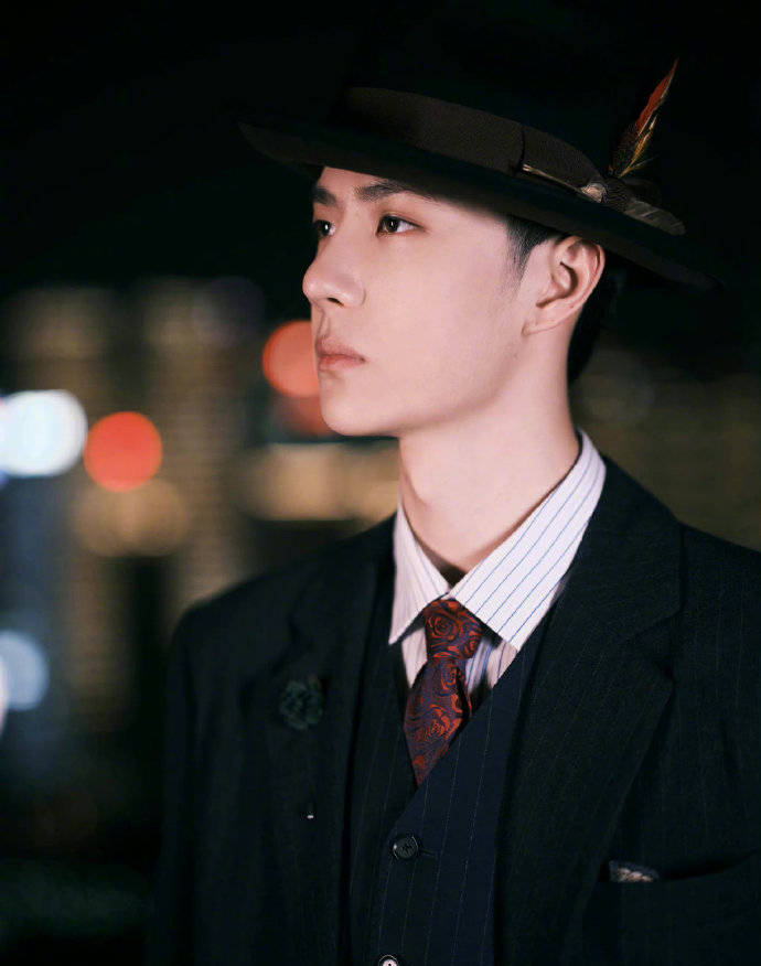 王一博|酷帅！王一博上海滩氛围感大片曝光，一身西服礼帽造型挺拔身材
