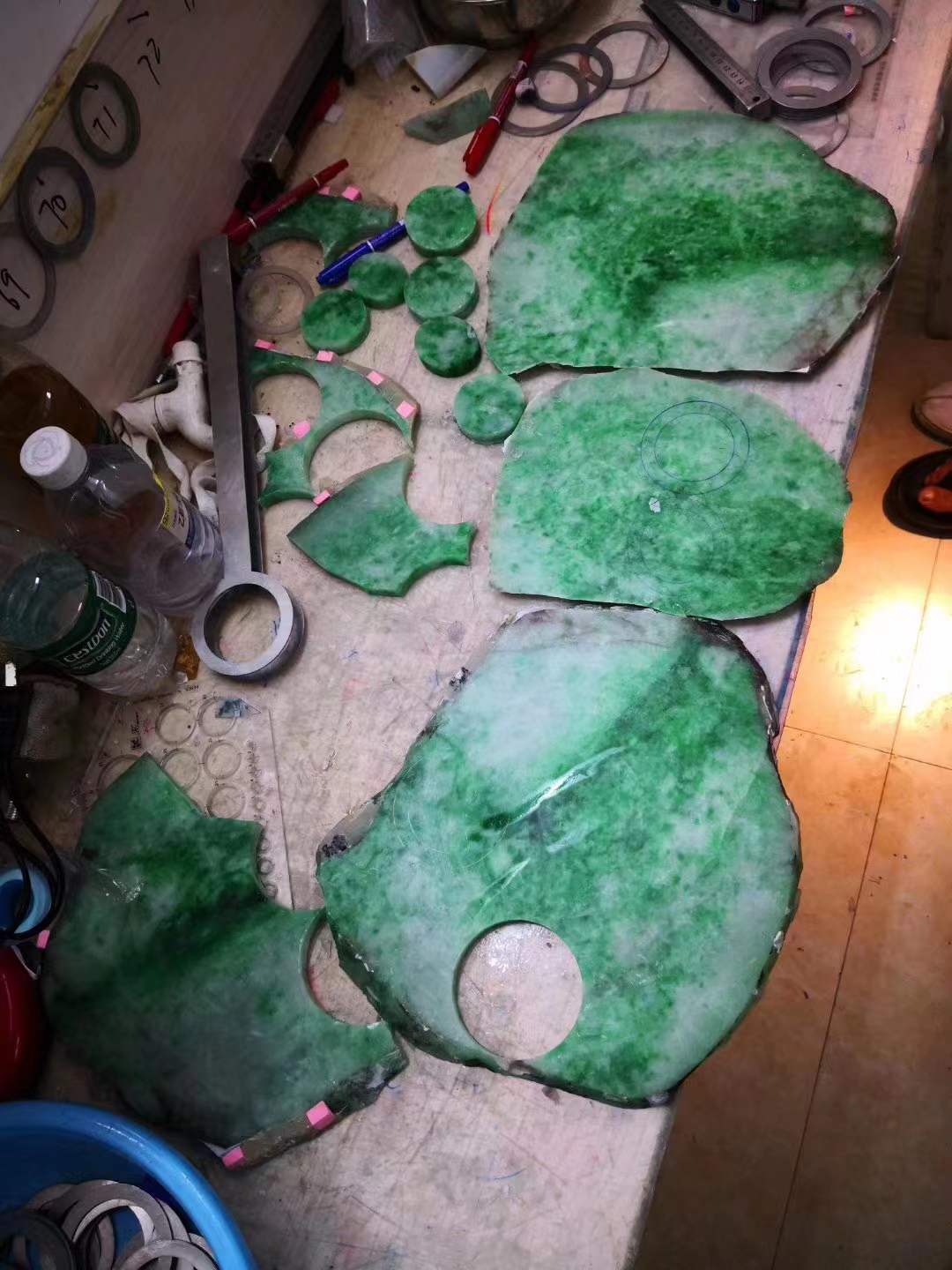 翡翠手镯|一般有颜色的翡翠手镯,厚度不一样,卖的价格也会相差很多哦