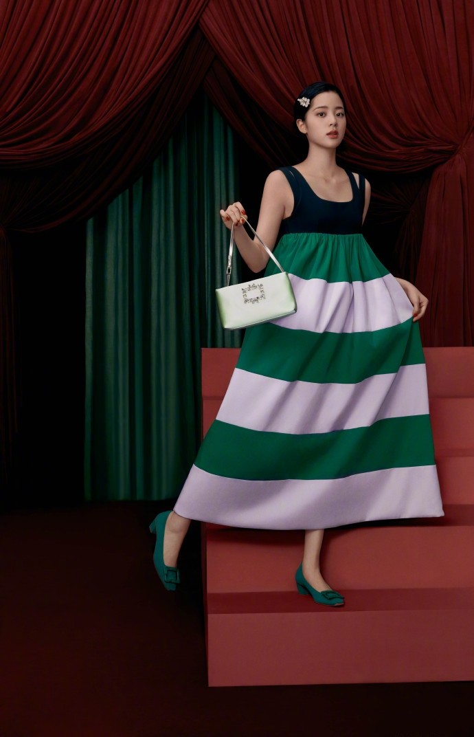 欧阳娜娜|傻白甜只是保护色，欧阳娜娜走成熟风也没让人失望，还穿了黑长袜