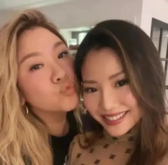 郑欣宜|郑欣宜生病住院，做完手术表情痛苦，未见父亲郑少秋