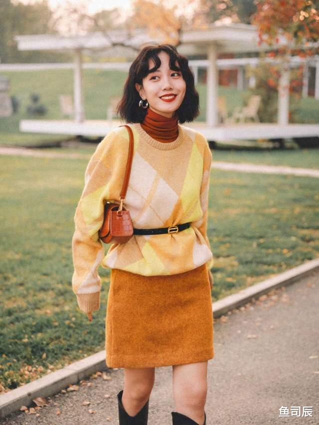 鱼司辰|秋冬怎么能少了毛衣呢！经典款浅蓝色毛衣搭配白色半身裙，太美了