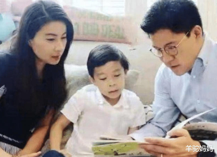 郭晶晶|郭晶晶3个孩子吃饭照火了，餐具太吸睛，这才是真正的“富养”