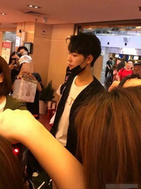 肖战|看到路人抓拍的肖战，这还是你认识的肖战吗？