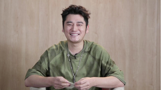 钱枫|钱枫出事后现身机场！听到记者的提问，不发一言，不讲一语！