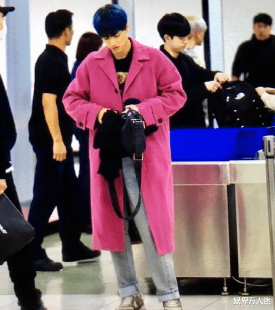 吴孟达|吴孟达葬礼争议不断，刘德华面带笑容露面，儿子发型精致