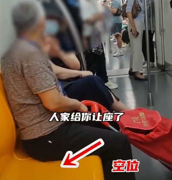 大爷 大爷坐地铁辱骂让座女子引众怒：我退休金六七千，哪无理取闹了